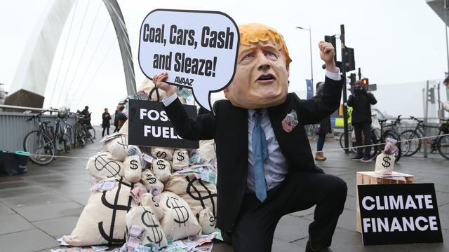 Des manifestants assistent à une manifestation pendant le sommet des Nations unies sur le climat COP26 à Glasgow, en Grande-Bretagne, le 12 novembre 2021. [EPA/Keystone - Robert Perry]