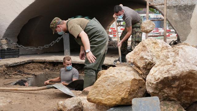 L'armée s'est mise au travail à Cressier (NE), victime de violentes intempéries la semaine dernière. Quelque 200 militaires du génie ont été mobilisés pour soutenir les autorités civiles. [KEYSTONE - ADRIAN REUSSER]