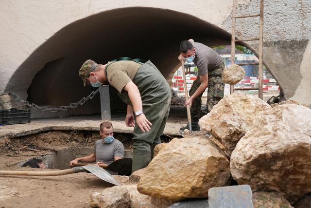 L'armée s'est mise au travail à Cressier (NE), victime de violentes intempéries la semaine dernière. Quelque 200 militaires du génie ont été mobilisés pour soutenir les autorités civiles. [KEYSTONE - ADRIAN REUSSER]