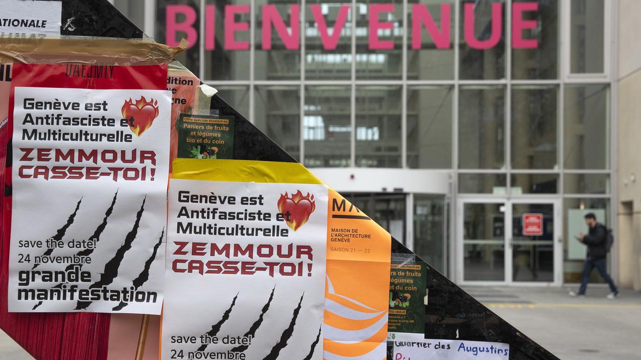Des affiches appelant à manifester contre la venue d'Eric Zemmour à Genève, ont été posées par des membres de l'Assemblée de lutte antifasciste, le 19 novembre 2021. [Keystone - Salvatore Di Nolfi]