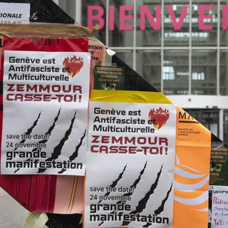Des affiches appelant à manifester contre la venue d'Eric Zemmour à Genève, ont été posées par des membres de l'Assemblée de lutte antifasciste, le 19 novembre 2021. [Keystone - Salvatore Di Nolfi]