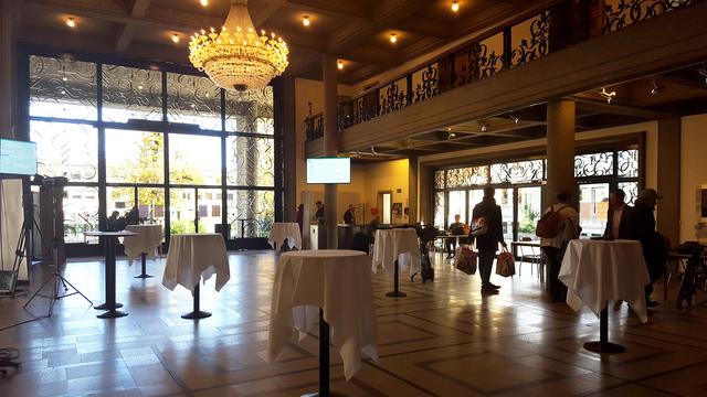 Préparatifs dans le hall de Miséricorde, à l'Université de Fribourg. [RTS - Pierrik Jordan]