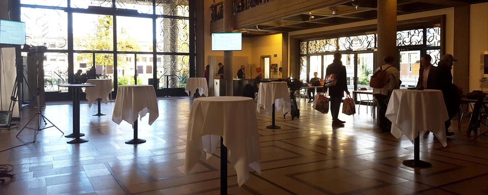 Préparatifs dans le hall de Miséricorde, à l'Université de Fribourg. [RTS - Pierrik Jordan]