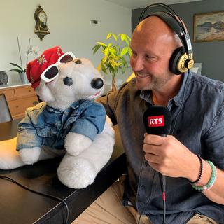 Le ventriloque Roger Alain et sa marionnette chez lui, à Fontaines, dans le Val-de-Ruz. [RTS - Philippe Girard]