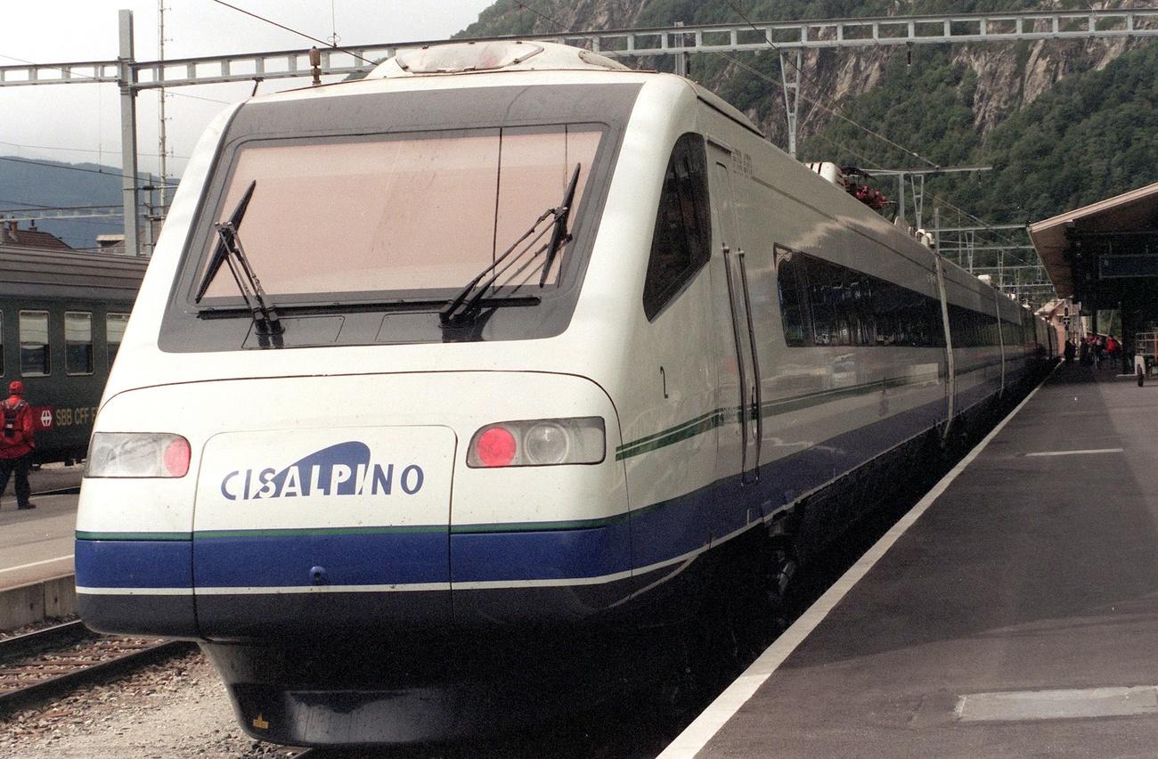 L'ETR 470 Cisalpino reliait Genève à Brigue (photo) en 1h50 au début des années 2000. Il faut 2h01 actuellement. [Keystone - Rene Ritler]