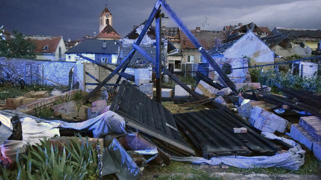 Plusieurs villes ont été ravagées au passage de cette tornade qui a touché jeudi le sud de la République tchèque. [Vaclav Salek]