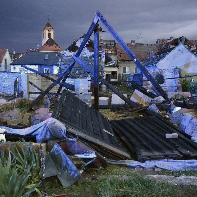 Plusieurs villes ont été ravagées au passage de cette tornade qui a touché jeudi le sud de la République tchèque. [Vaclav Salek]