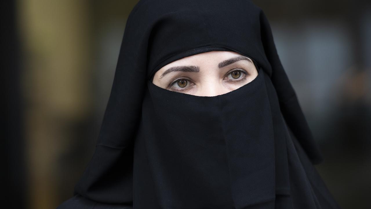 Une femme portant un niqab avant son interdiction à St-Gall en 2018. [Keystone - Gian Ehrenzeller]