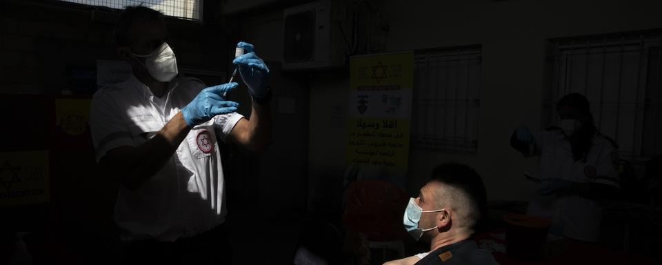 Israël va injecter une quatrième dose. [AP Photo - Sebastian Scheiner]