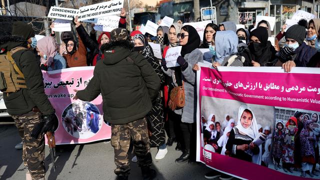 Une manifestation pour les droits des femmes est stoppée par les talibans à Kaboul. Afghanistan, le 28 décembre 2021. [Reuters - Ali Khara]