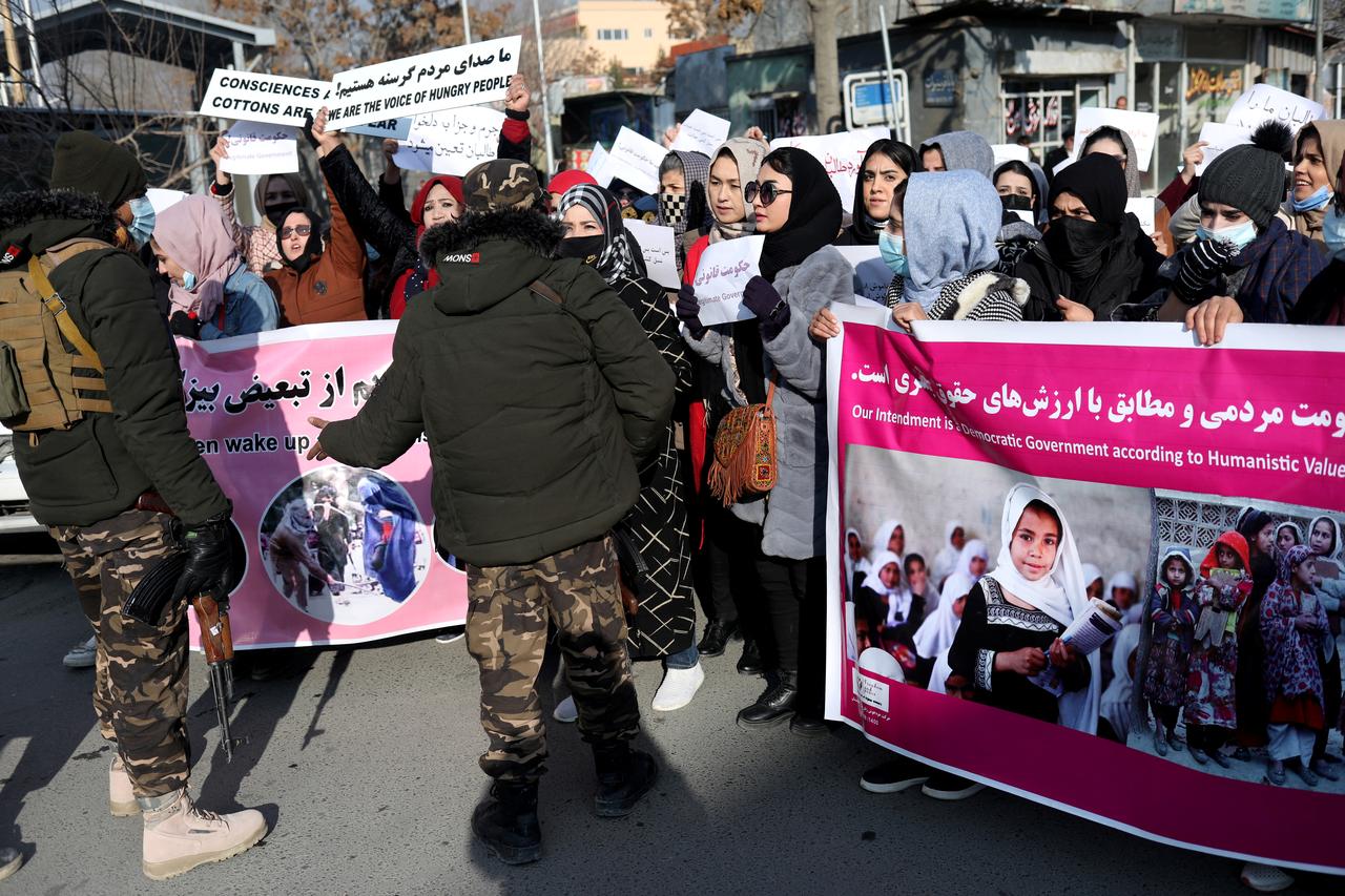 Une manifestation pour les droits des femmes est stoppée par les talibans à Kaboul. Afghanistan, le 28 décembre 2021. [Reuters - Ali Khara]