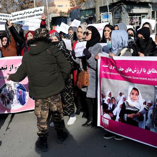 Une manifestation pour les droits des femmes est stoppée par les talibans à Kaboul. Afghanistan, le 28 décembre 2021. [Reuters - Ali Khara]
