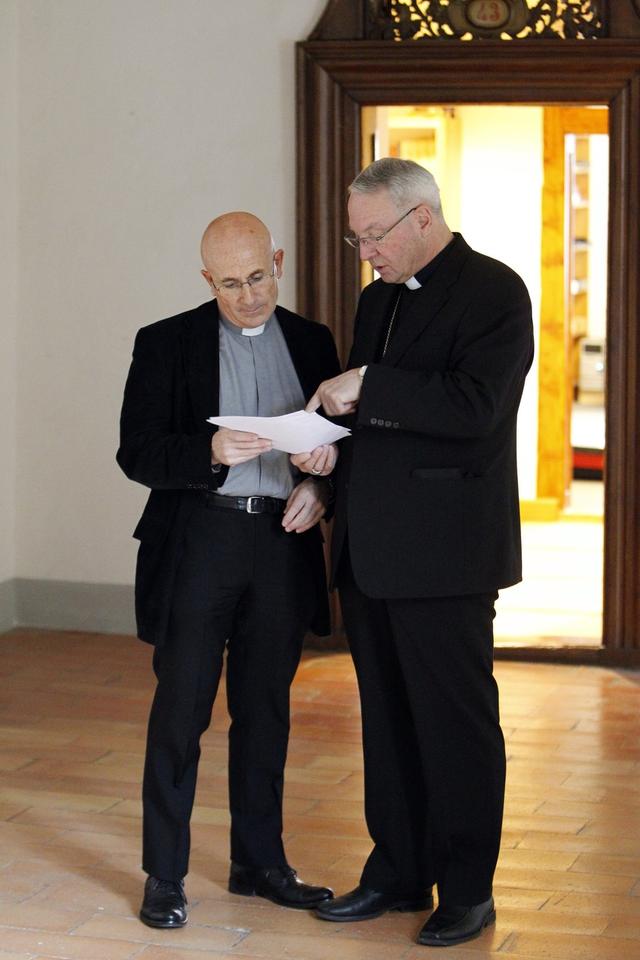 Joseph Bonnemain (à gauche) en compagnie de l'ancien évêque de Sion Norbert Brunner, en juin 2010. [Keystone - Urs Flueeler]