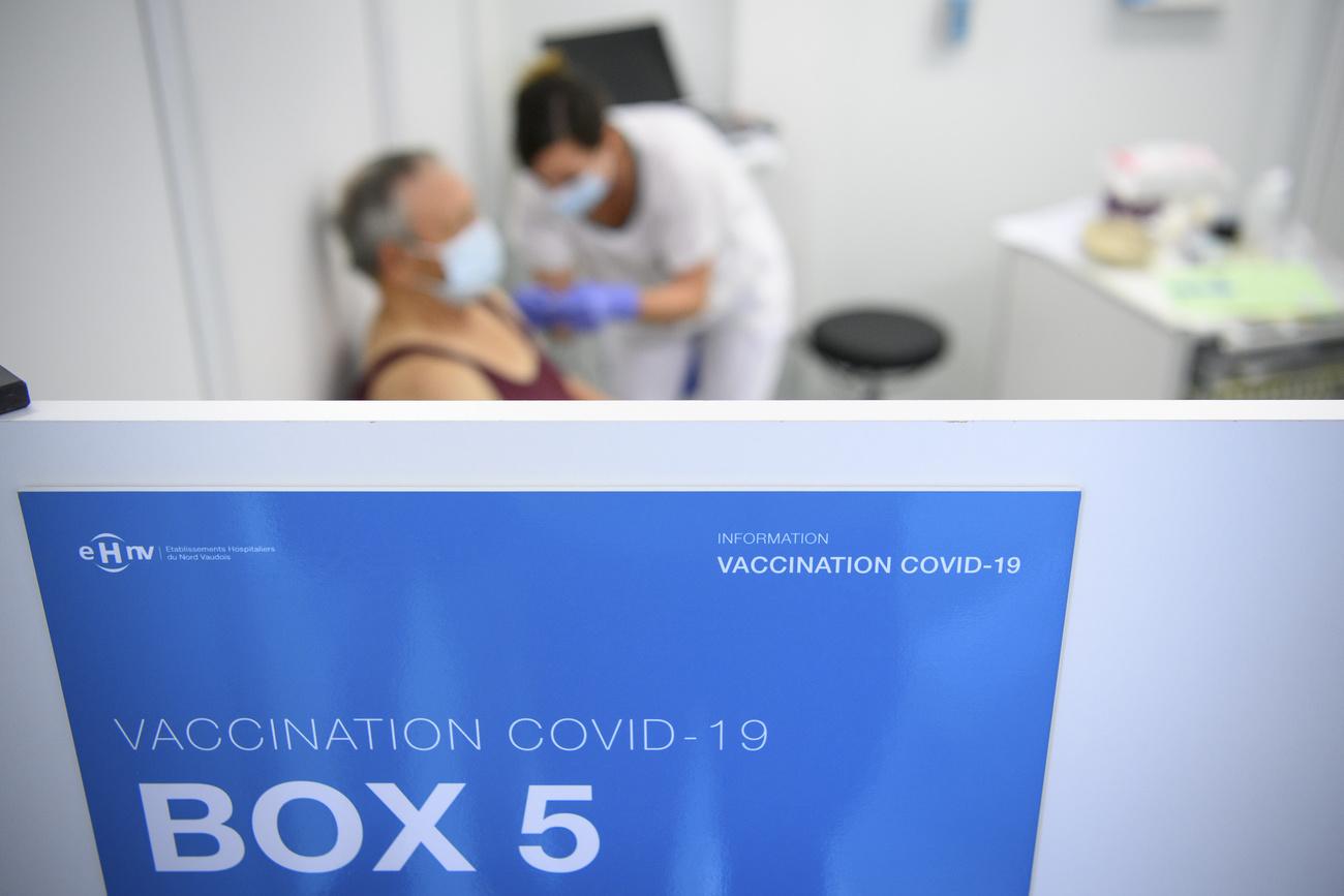Plus de deux millions de personnes ont reçu au moins une dose de vaccin en Suisse. [Keystone - Laurent Gilliéron]