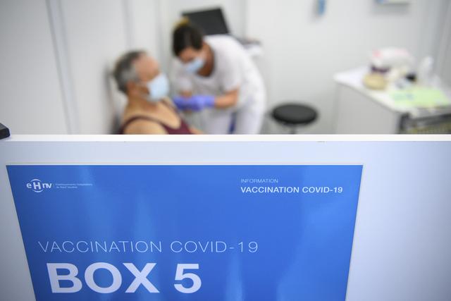 Plus de deux millions de personnes ont reçu au moins une dose de vaccin en Suisse. [Keystone - Laurent Gilliéron]