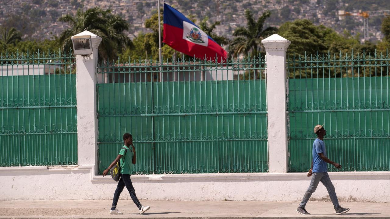 Le drapeau d'Haïti en berne après l'assassinat du président Jovenel Moïse, à Port-au-Prince le 18  juillet 2021. [EPA/Keystone - Orlando Barria]