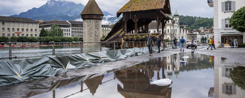 Les eaux de la Reuss ont partiellement envahi les quais à Lucerne. [Keystone - Urs Füeler]