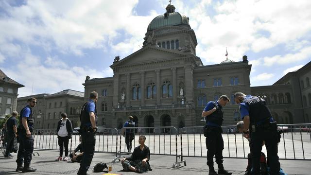 Présence policière devant le Palais fédéral lors d'une manifestation contre le mesures de confinement liées au Covid-19, le 16 mai 2020 à Berne. [Keystone - Anthony Anex]