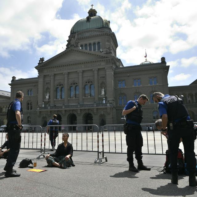 Présence policière devant le Palais fédéral lors d'une manifestation contre le mesures de confinement liées au Covid-19, le 16 mai 2020 à Berne. [Keystone - Anthony Anex]