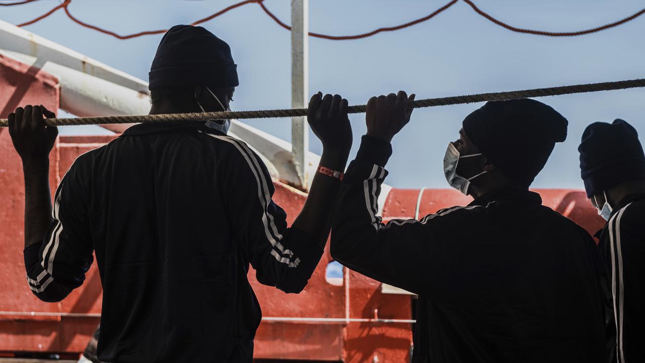 Des migrants photographiés à bord de l'Ocean Viking ce week-end. [Keystone - Flavio Gasperini/SOS Mediterranee via AP]