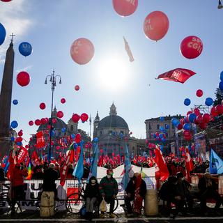 Des milliers de grévistes se sont réunis sur la Place du peuple à Rome, jeudi 16.12.2021. [AP/Keystone - Gregorio Borgia]