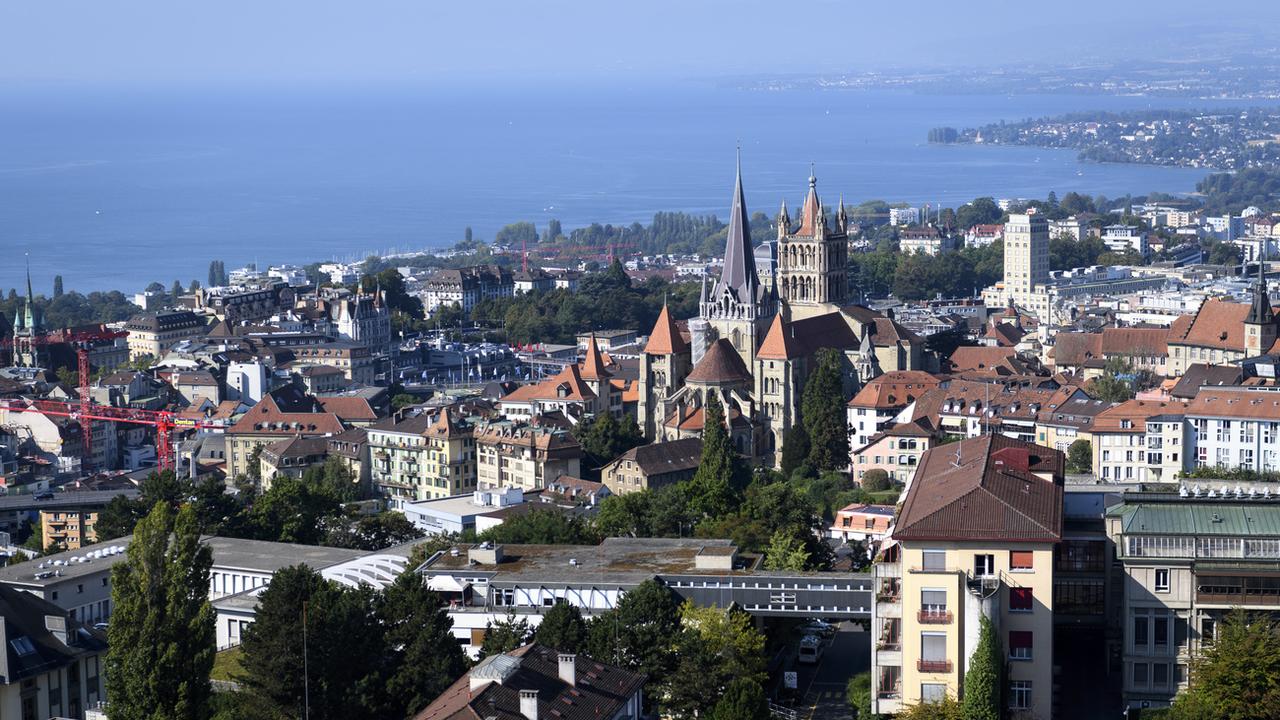 Les bâtiments de la ville de Lausanne avec la Cathédrale et la tour Bel-Air photographies au bord du lac Léman à Lausanne. [KEYSTONE - LAURENT GILLIERON]