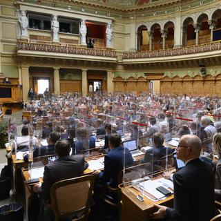 Des parlementaires débattent lors de la session d'automne du Parlement suisse, au Conseil national à Berne, jeudi 30 septembre 2021. [Keystone - Anthony Anex]