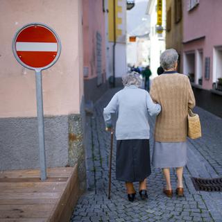Les retraités suisses peinent à demander des aides. [Keystone - Martin Rütschi]