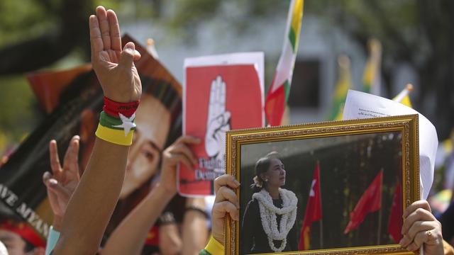 Une manifestation de soutien à Aung San Suu Kyi menées par de exilés birmans à Bangkok, en Thaïlande, le 7 mars 2021. [Keystone - AP Photo/Nava Sangthong]