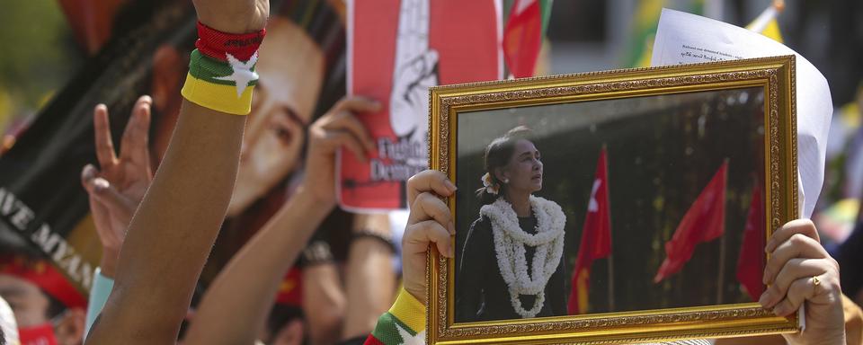 Une manifestation de soutien à Aung San Suu Kyi menées par de exilés birmans à Bangkok, en Thaïlande, le 7 mars 2021. [Keystone - AP Photo/Nava Sangthong]