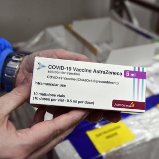 Plusieurs pays ont suspendu l'utilisation du vaccin d'AstraZeneca. [EPA - Zoltan Mathe]