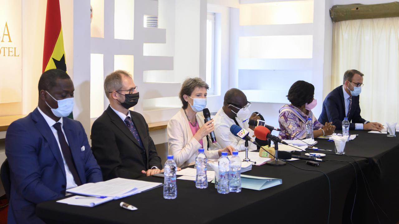 Représentants ghanéens et suisses en conférence de presse à Accra, mercredi 07.07.2021. [Keystone - Anthony Anex]