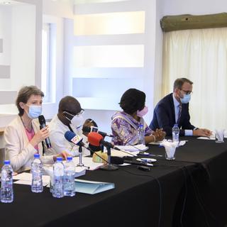 Représentants ghanéens et suisses en conférence de presse à Accra, mercredi 07.07.2021. [Keystone - Anthony Anex]