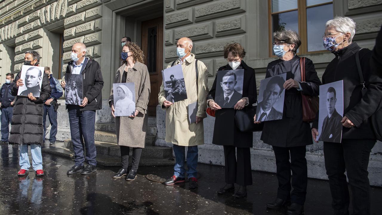 Des personnes demandant la réalisation d'un mémorial pour les victimes du nazisme se sont rendues à Berne pour déposer les signatures. [Keystone - Peter Schneider]
