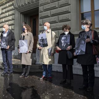 Des personnes demandant la réalisation d'un mémorial pour les victimes du nazisme se sont rendues à Berne pour déposer les signatures. [Keystone - Peter Schneider]