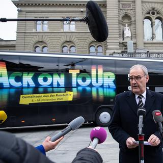 Le président Guy Parmelin présente le bus "Back on Tour". [Keystone - Peter Schneider]