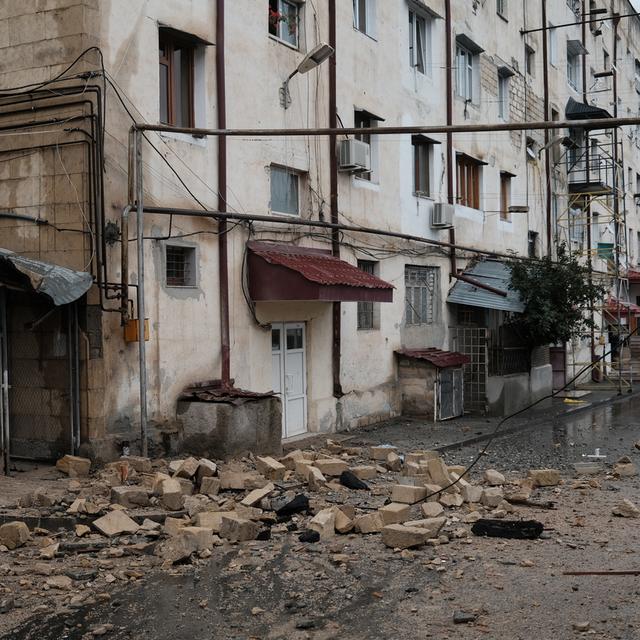 Un bâtiment endommagé dans la ville de Stepanakert dans le Haut-Karabagh. [EPA/Keystone - Areg Balayan]