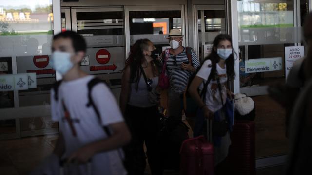 Des personnes arrivant à l'aéroport de Barajas, à Madrid, le 1er juillet 2020. [AFP - Burak Akbulut / Anadolu Agency]