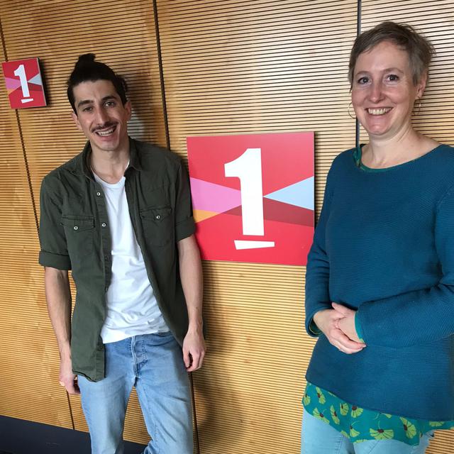 Corinne Doret Bärtschi, fondatrice et co-directrice de l'association "Ecoute Voir", rencontre Loïc Dumas, comédien improvisateur. [RTS]