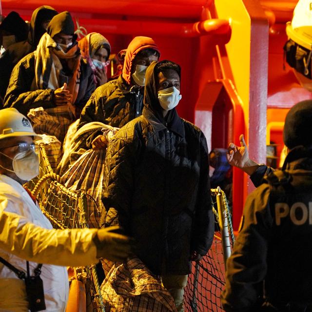 Des migrants débarquent sur l'île de Lampedusa, le 11 mai 2021. [Reuters - Antonio Parrinello]