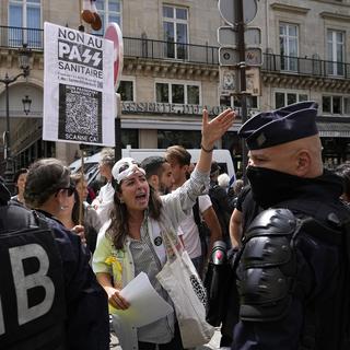 Les manifestants anti-passeport sanitaire se mobilisent pour le 4e samedi consécutif en France. [Keystone - AP Photo/Michel Euler]