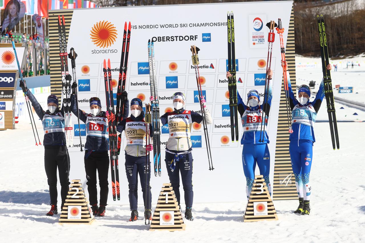 Les deux Suissesses (à gauche) ont obtenu la 1re médaille suisse de ces Mondiaux. [REUTERS - Kai Pfaffenbach]