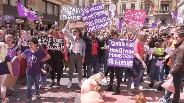 La marée violette et ses slogans coups de poings. [RTS]