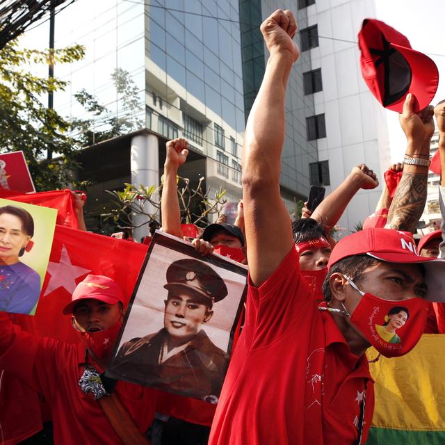 Lundi 1er février: des partisans d'Aung San Suu Kyi manifestent devant l'ambassade de Birmanie à Bangkok après le coup d'Etat des militaires birmans. [Keystone/EPA - Rungroj Yongrit]