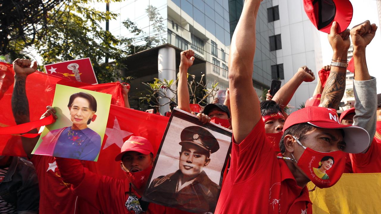 Lundi 1er février: des partisans d'Aung San Suu Kyi manifestent devant l'ambassade de Birmanie à Bangkok après le coup d'Etat des militaires birmans. [Keystone/EPA - Rungroj Yongrit]