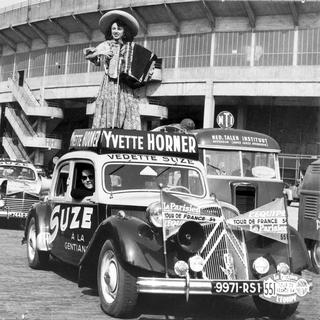 L'accordéoniste française Yvette Horner au départ du Tour de France en 1954. [LECOEUVRE PHOTOTHEQUE / COLLECTION CHRISTOPHEL VIA AFP]