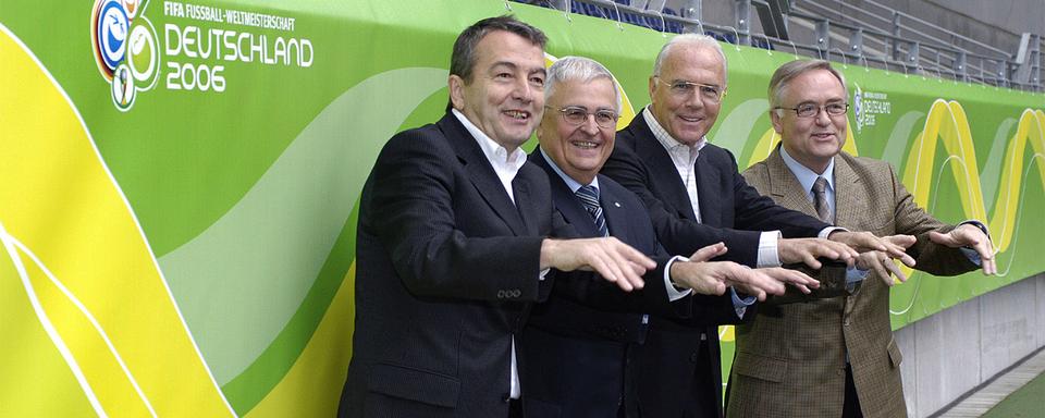 Wolfgang Niersbach, Theo Zwanziger et Horst Schmidt, en compagnie de l'ancienne star allemande, Franz Beckenbauer. [Keystone]