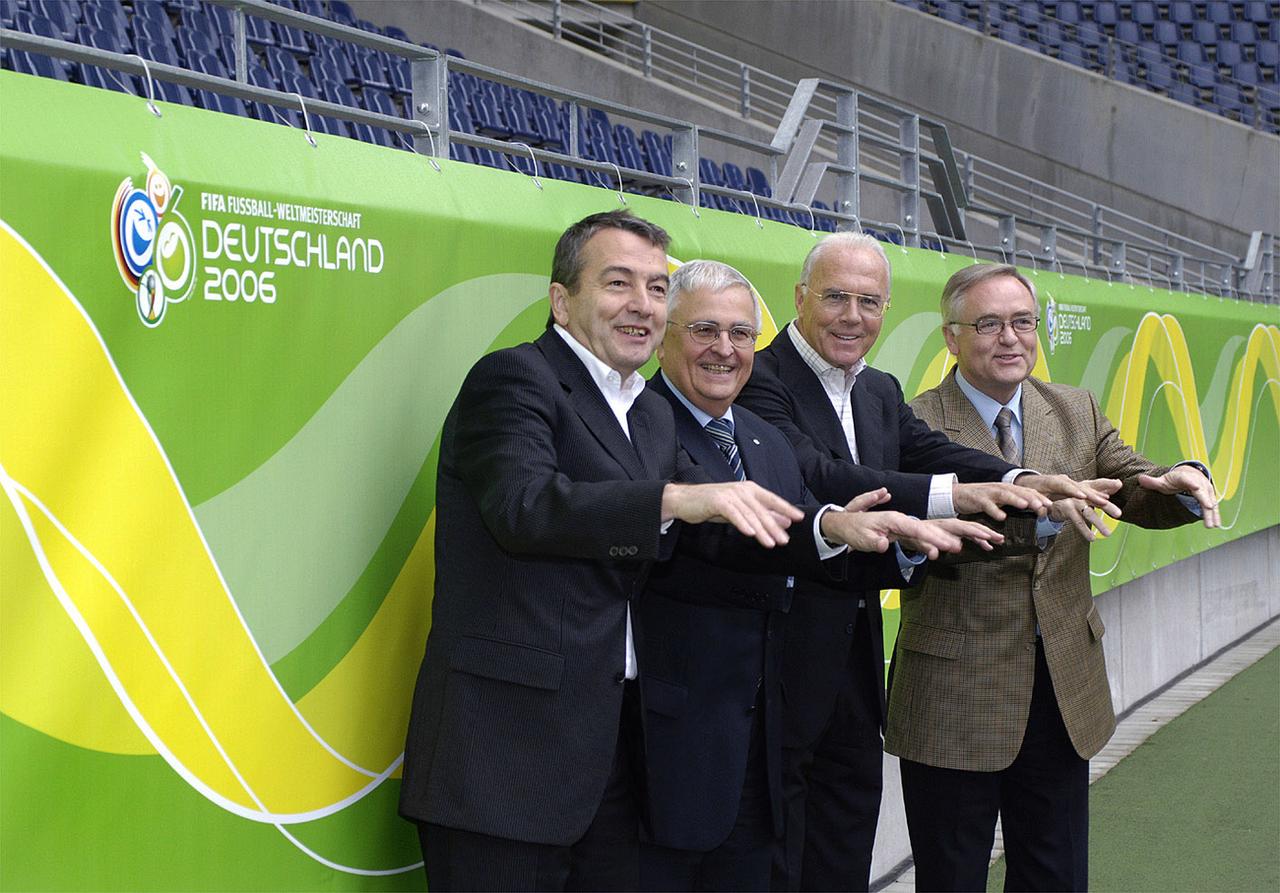 Wolfgang Niersbach, Theo Zwanziger et Horst Schmidt, en compagnie de l'ancienne star allemande, Franz Beckenbauer. [Keystone]