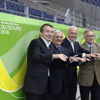 Wolfgang Niersbach, Theo Zwanziger et Horst Schmidt, en compagnie de l'ancienne star allemande, Franz Beckenbauer. [Keystone]