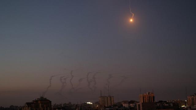 Des fusées éclairantes israéliennes au-dessus de Gaza. [AFP - Mohammed Abed]